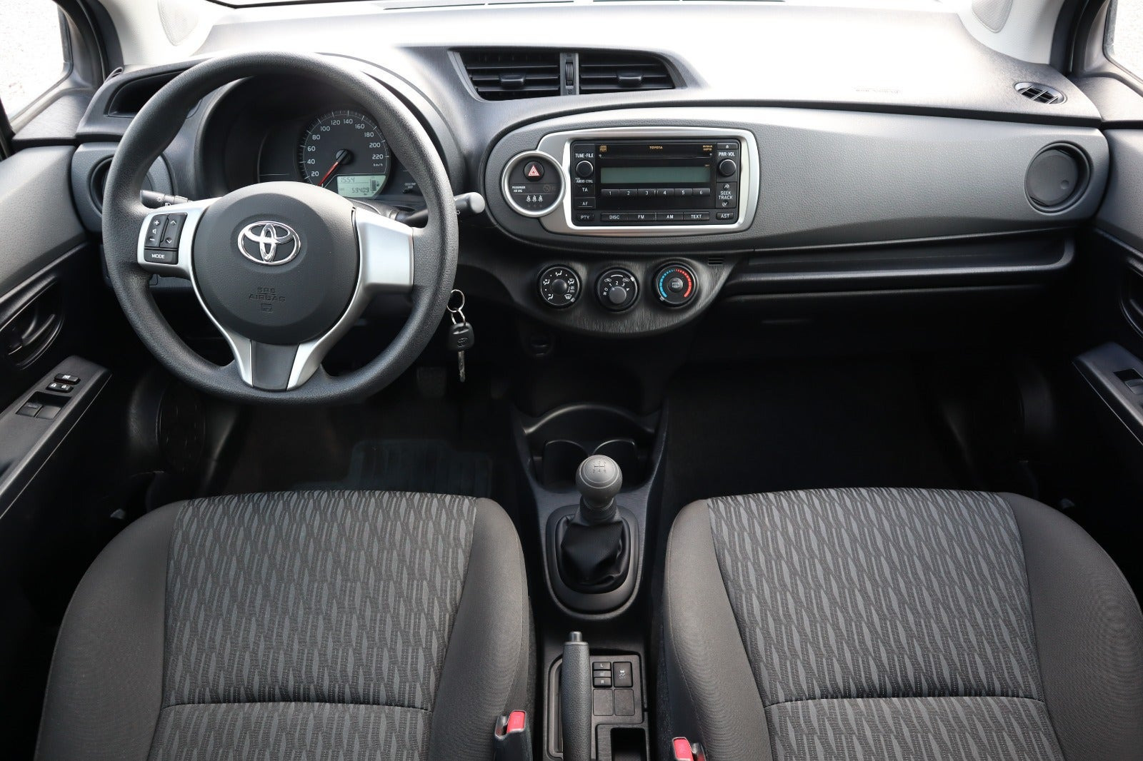Sølv Toyota Yaris fra 2012
