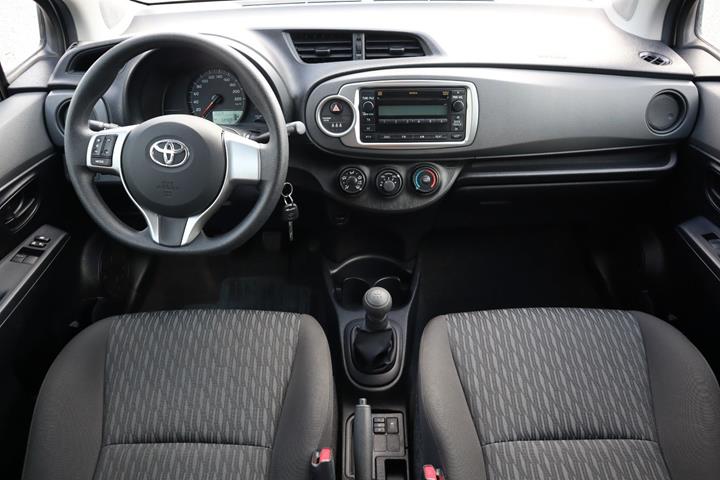 Sølv Toyota Yaris fra 2012