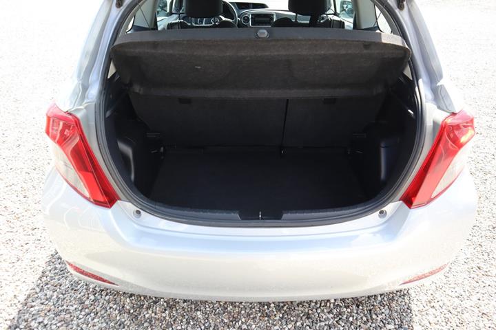 Sølv Toyota Yaris fra 2012