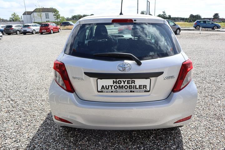 Sølv Toyota Yaris fra 2012