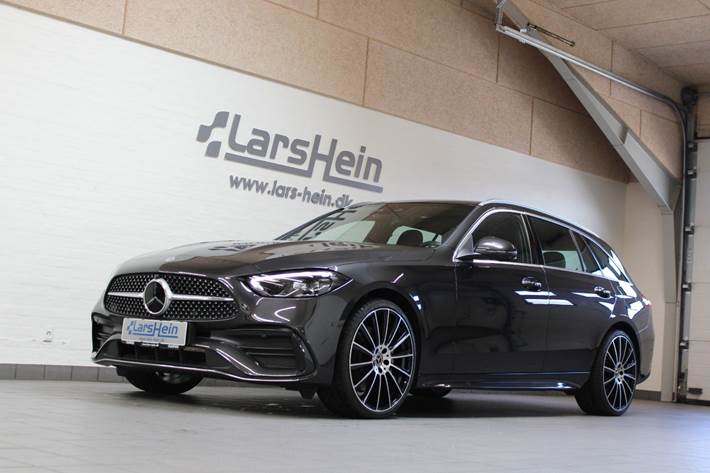 Grå Mercedes C300 e fra 2023 set udefra