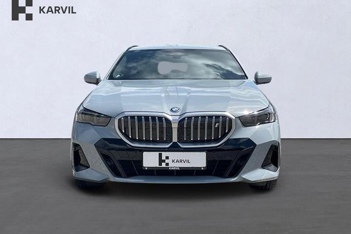 Grå BMW i5 fra 2025