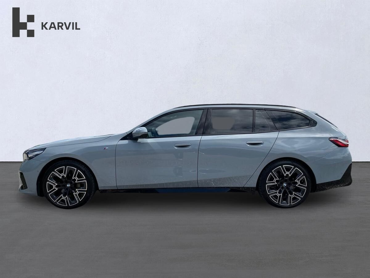 Grå BMW i5 fra 2025