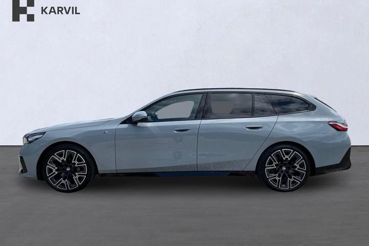 Grå BMW i5 fra 2025