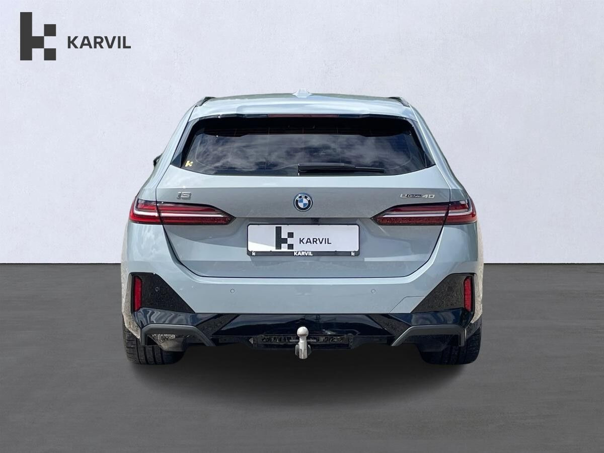 Grå BMW i5 fra 2025