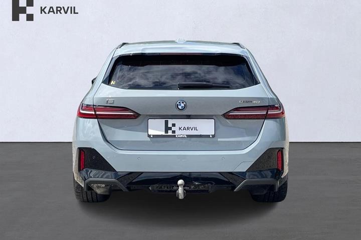 Grå BMW i5 fra 2025