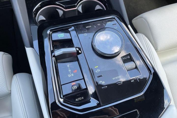 Grå BMW i5 fra 2025