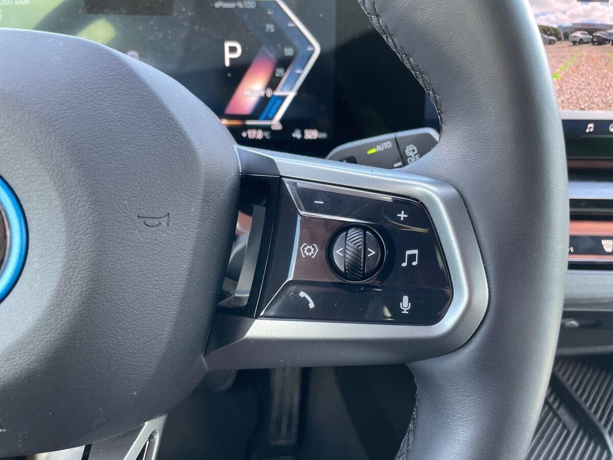 Grå BMW i5 fra 2025