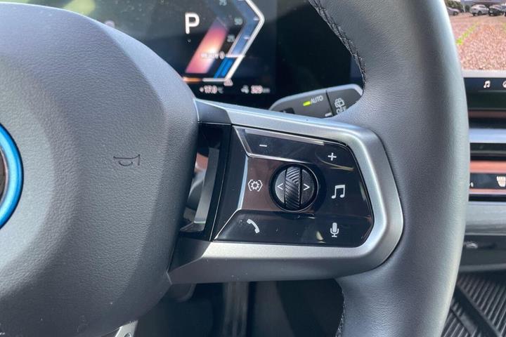 Grå BMW i5 fra 2025