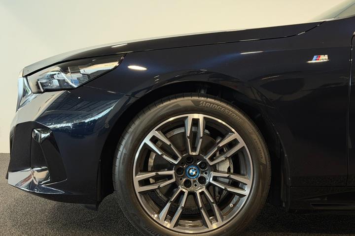 Sort BMW i5 fra 2024