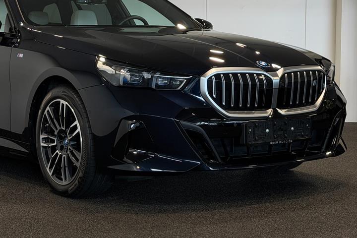 Sort BMW i5 fra 2024