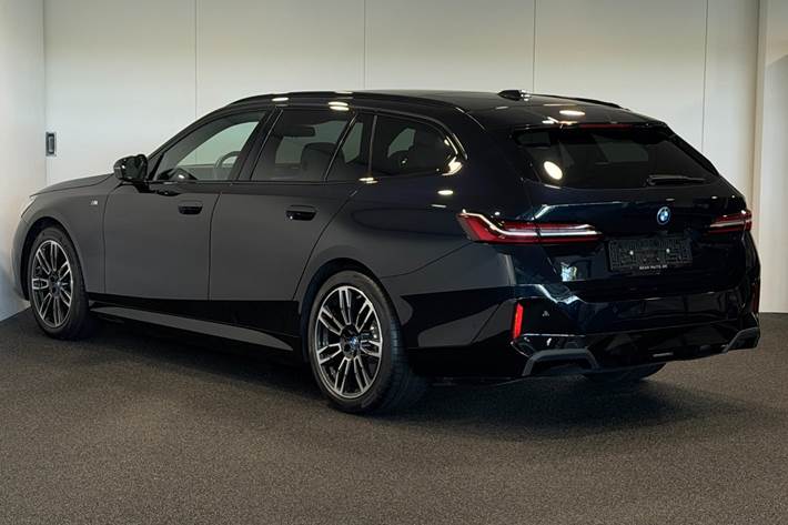 Sort BMW i5 fra 2024
