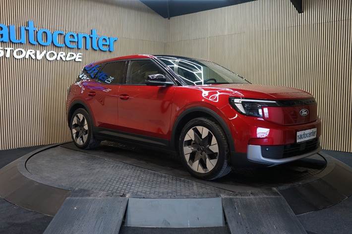 Rød Ford Explorer fra 2025 set udefra