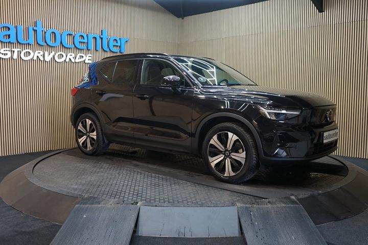 Sort Volvo XC40 fra 2023 set udefra