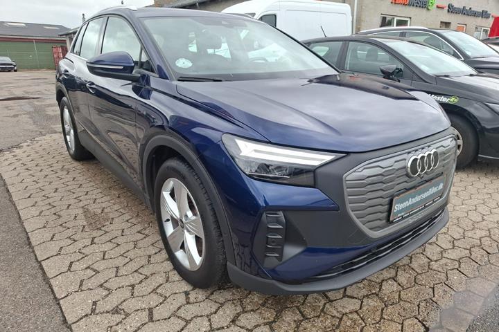 Blå Audi Q4 e-tron fra 2023 set udefra