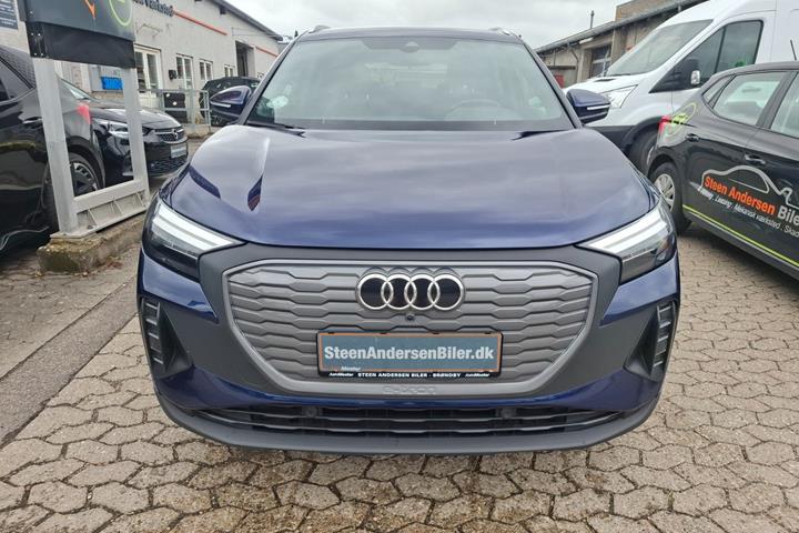 Blå Audi Q4 e-tron fra 2023