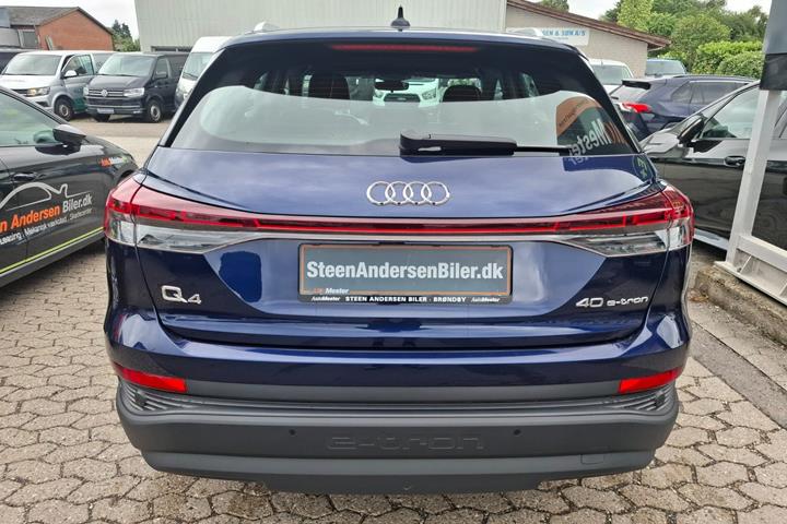 Blå Audi Q4 e-tron fra 2023