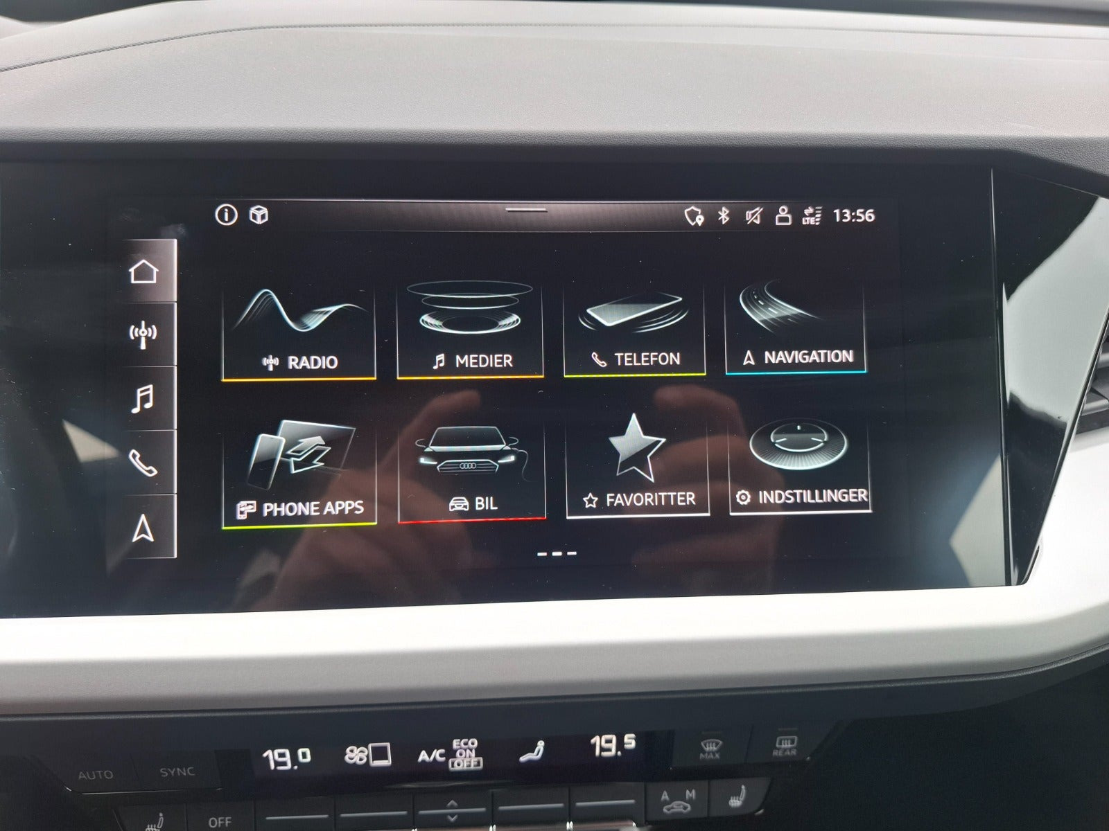 Blå Audi Q4 e-tron fra 2023