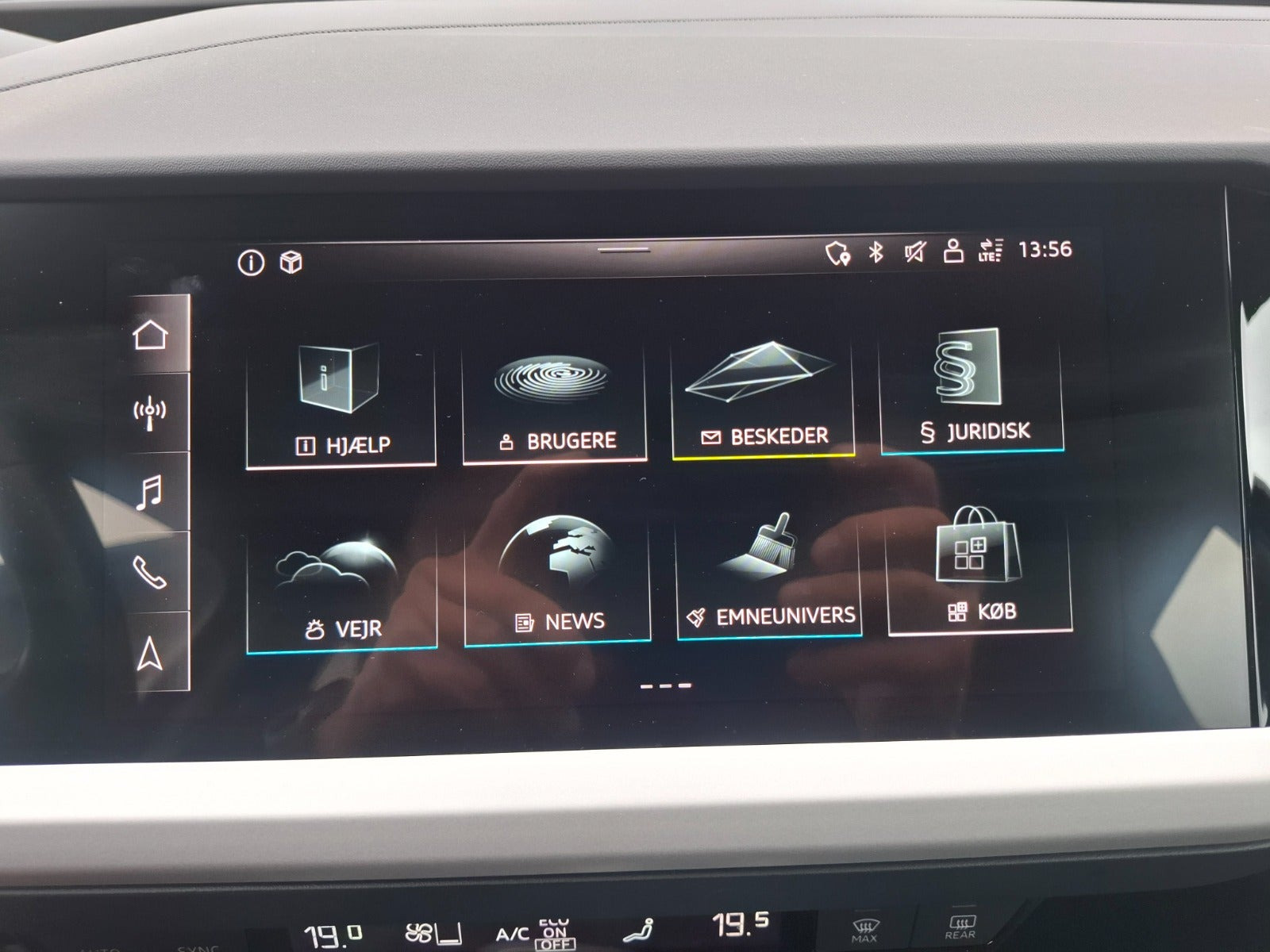 Blå Audi Q4 e-tron fra 2023