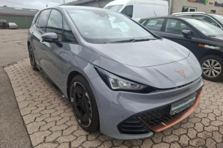 Grå Cupra Born fra 2025 set udefra