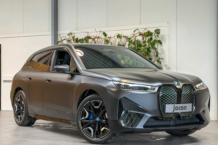Sort BMW iX fra 2023 set udefra