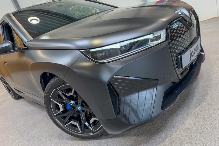 Sort BMW iX fra 2023