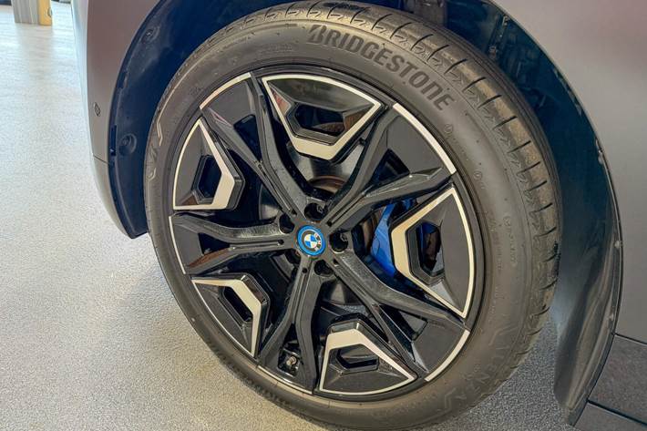 Sort BMW iX fra 2023