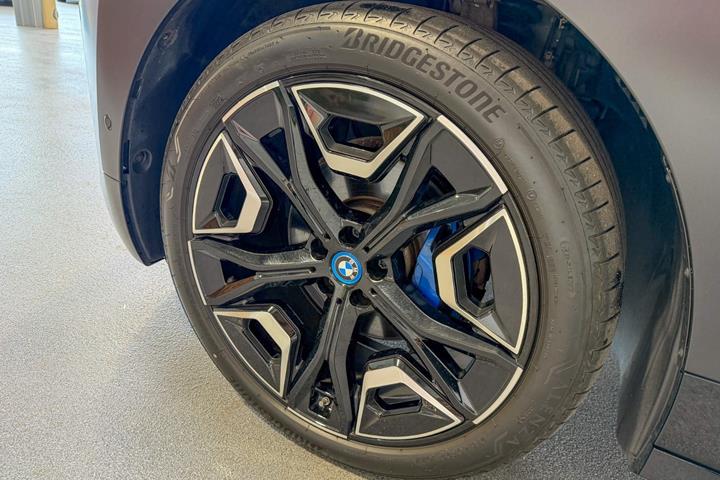 Sort BMW iX fra 2023