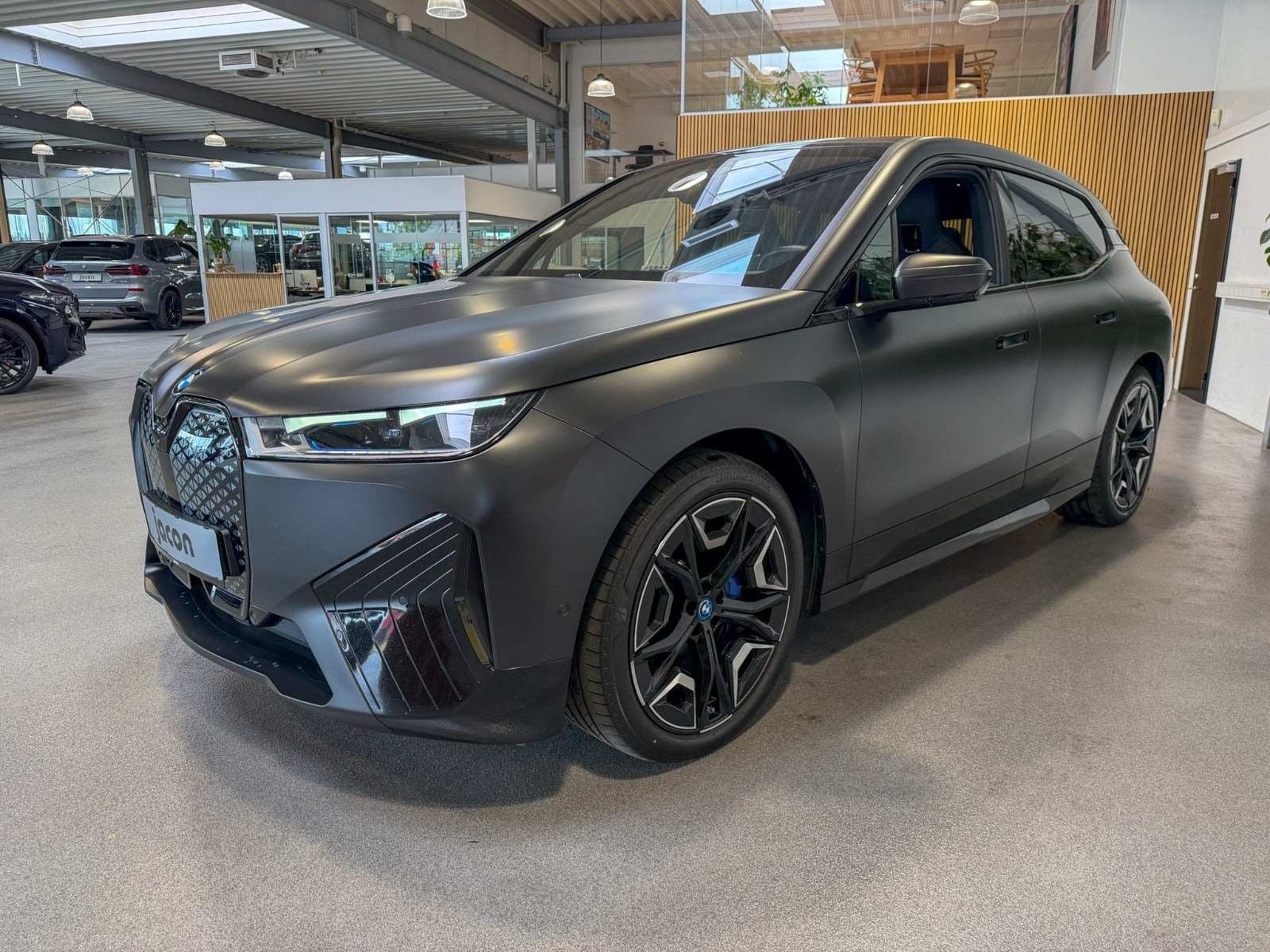 Sort BMW iX fra 2023