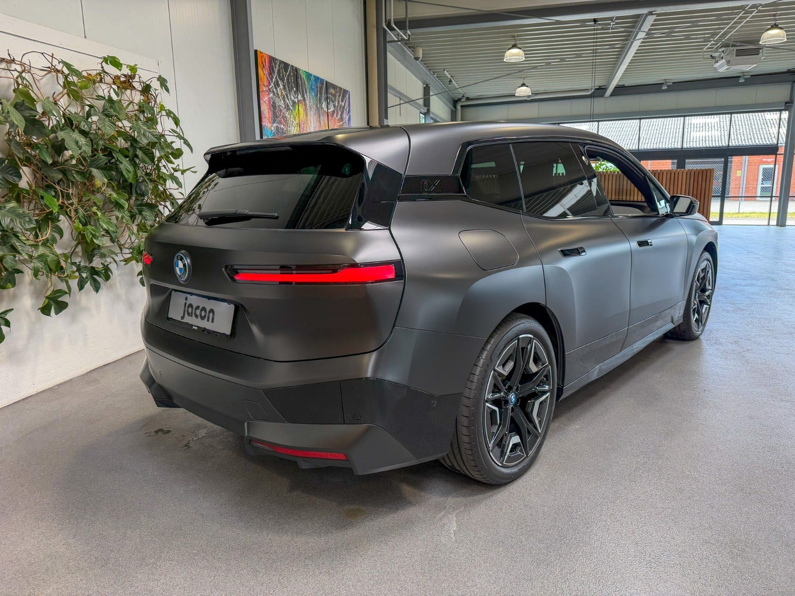 Sort BMW iX fra 2023