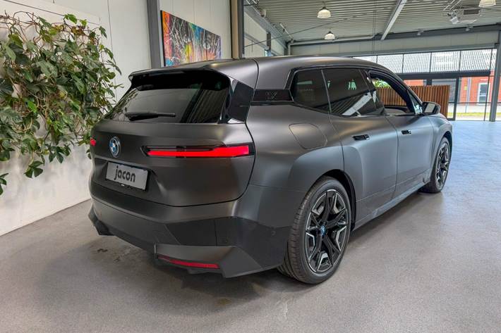 Sort BMW iX fra 2023