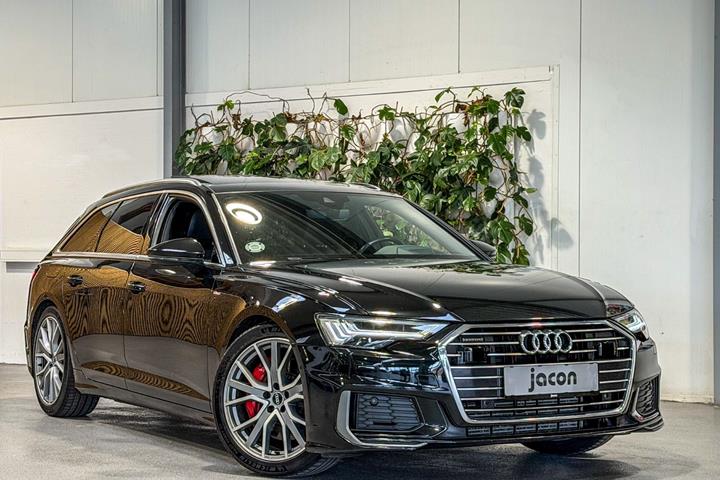 Sort Audi A6 fra 2021 set udefra