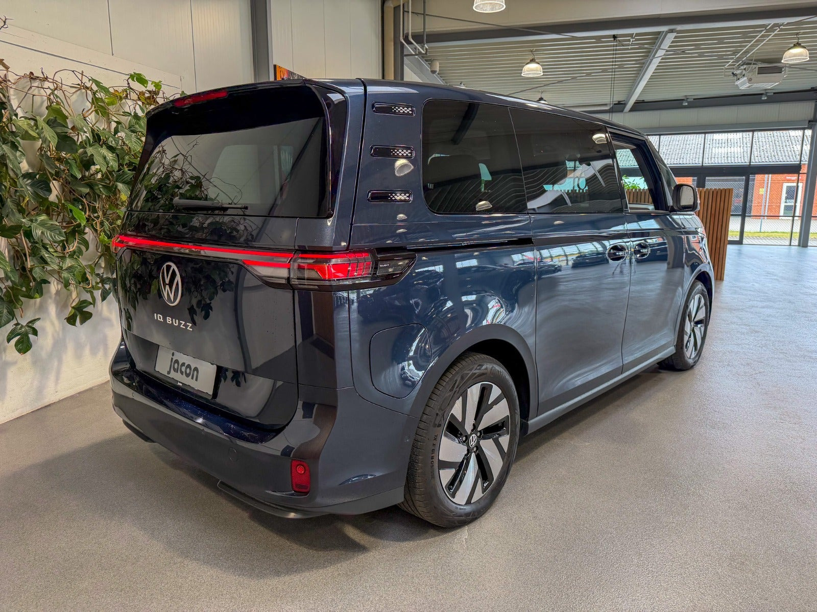 Blå VW ID.Buzz fra 2023