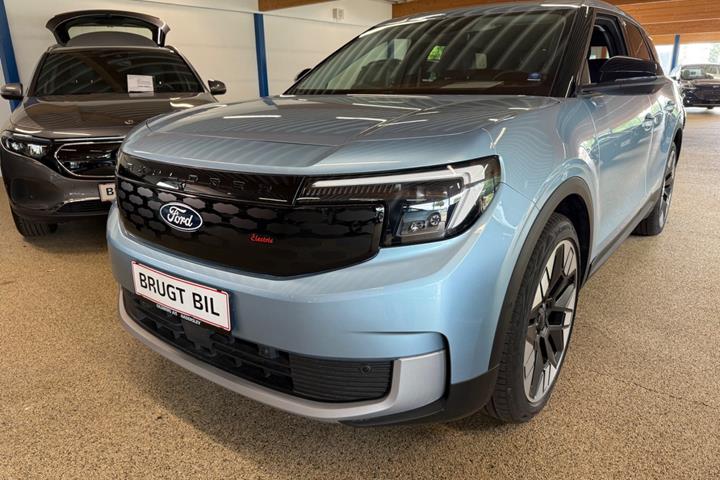 Blå Ford Explorer fra 2025 set udefra