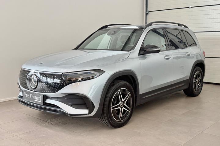 Sølv Mercedes EQB250+ fra 2025 set udefra