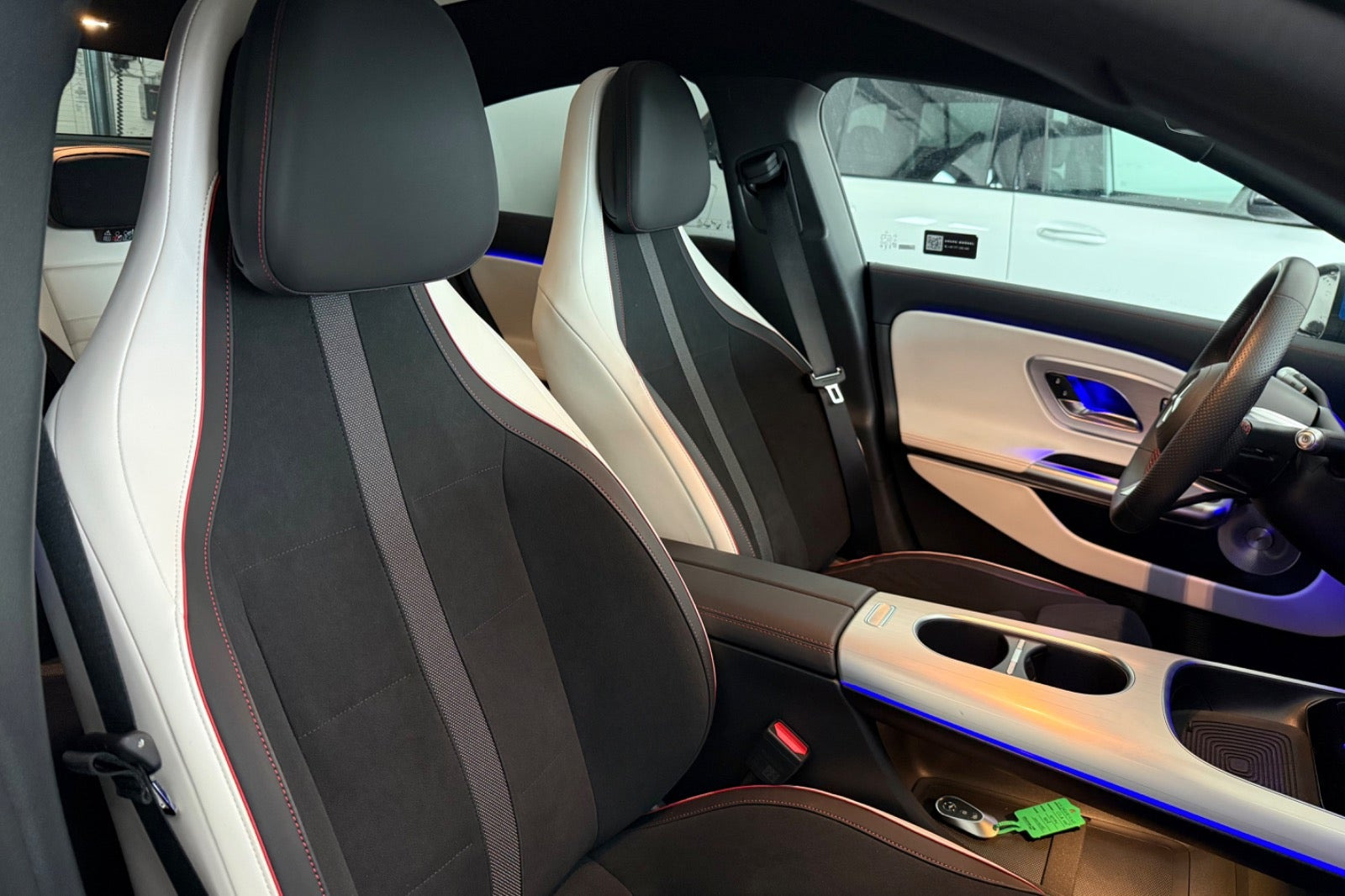 Blå Mercedes CLA250+ fra 2025