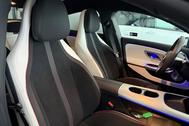 Blå Mercedes CLA250+ fra 2025