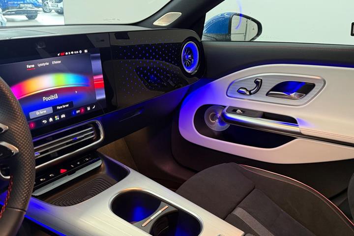 Blå Mercedes CLA250+ fra 2025