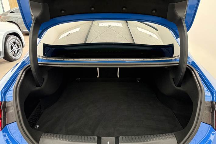 Blå Mercedes CLA250+ fra 2025
