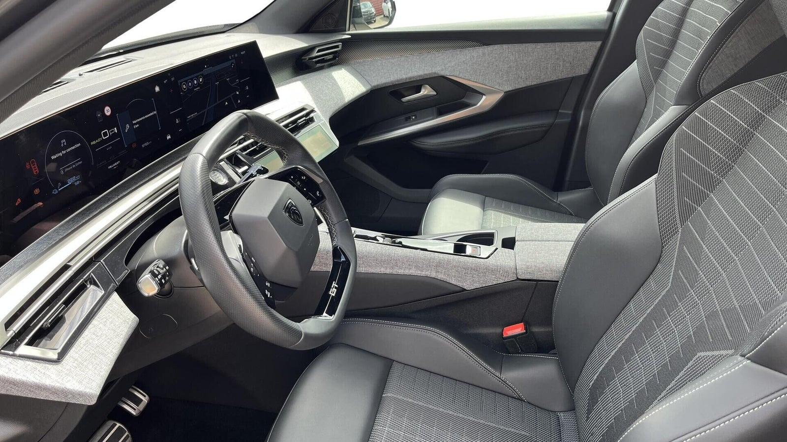 Grå Peugeot e-5008 fra 2025