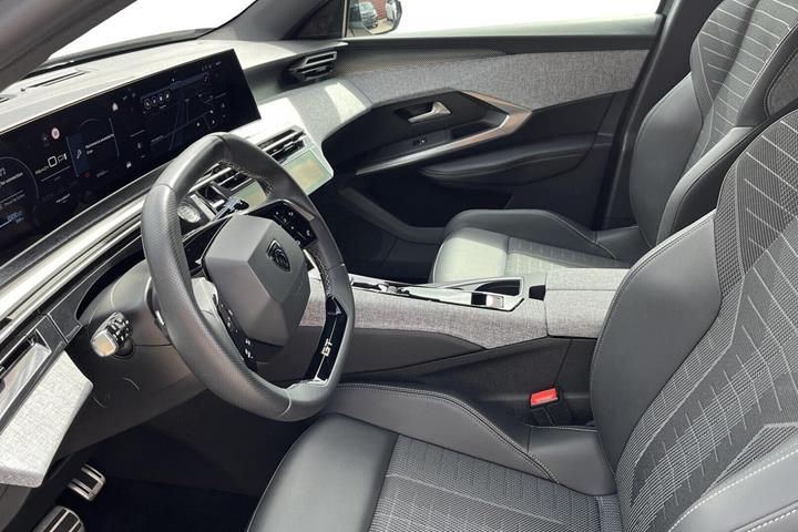 Grå Peugeot e-5008 fra 2025