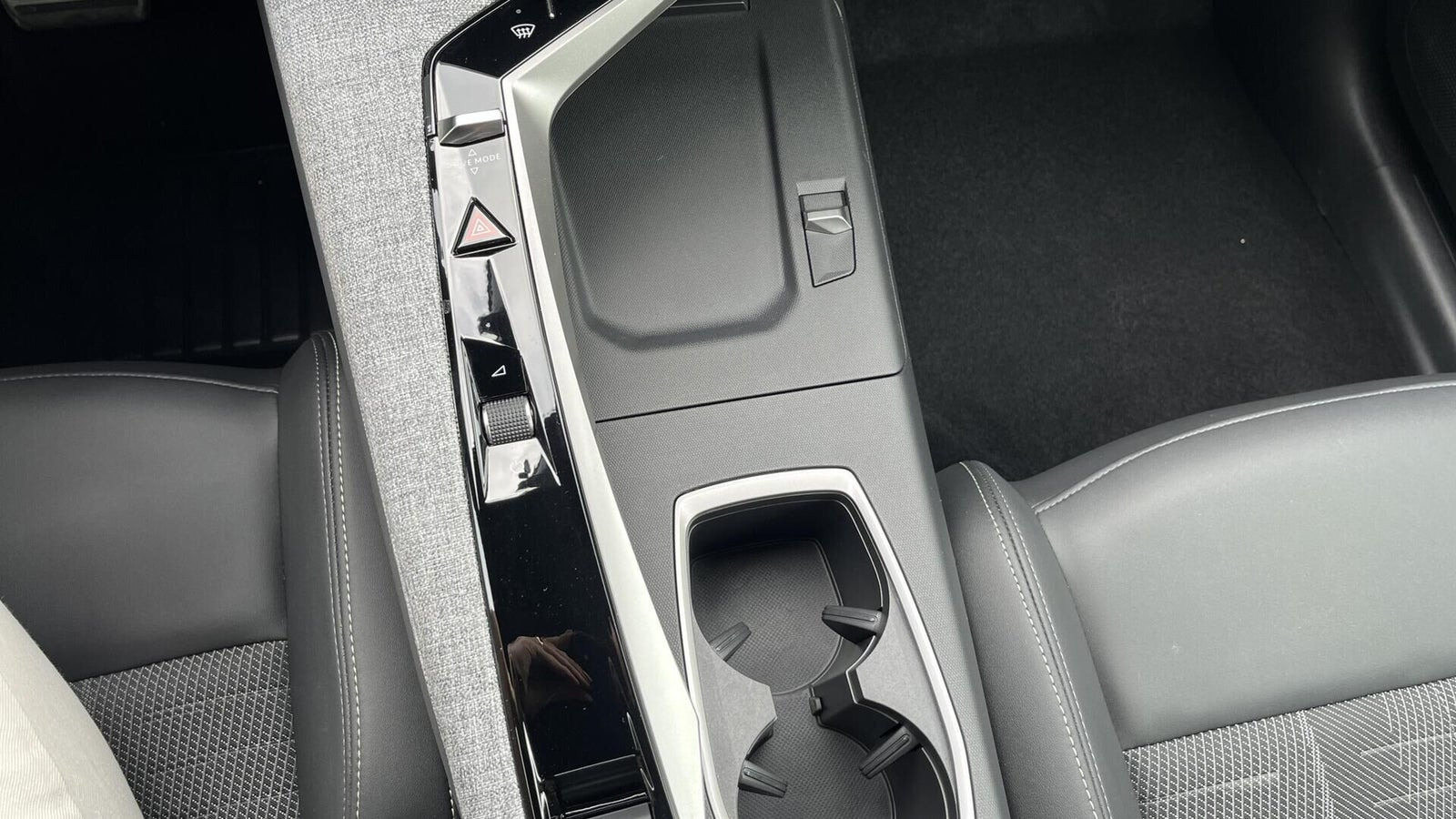 Grå Peugeot e-5008 fra 2025
