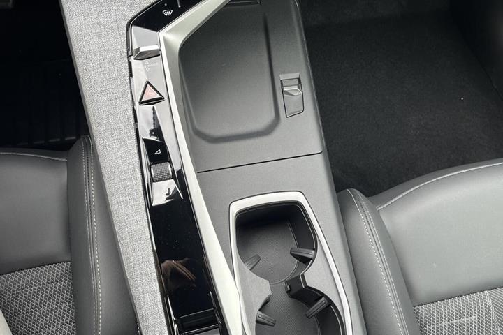 Grå Peugeot e-5008 fra 2025