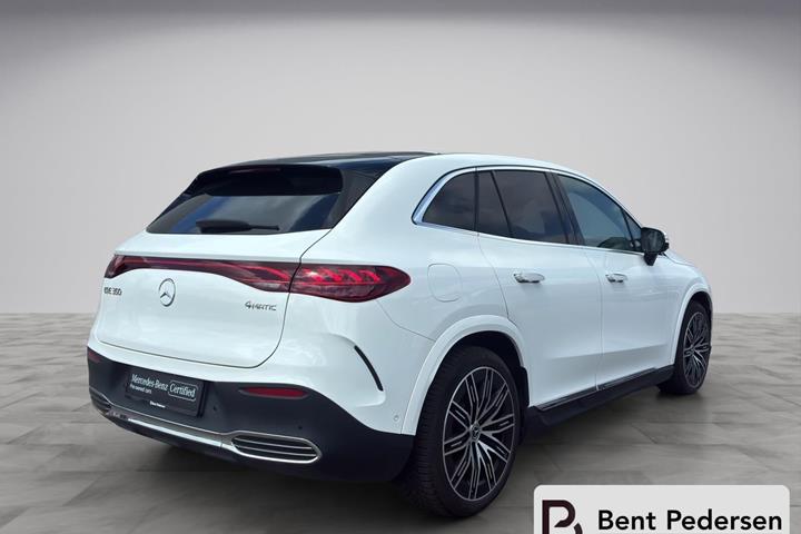 Hvid Mercedes EQE fra 2025 set udefra