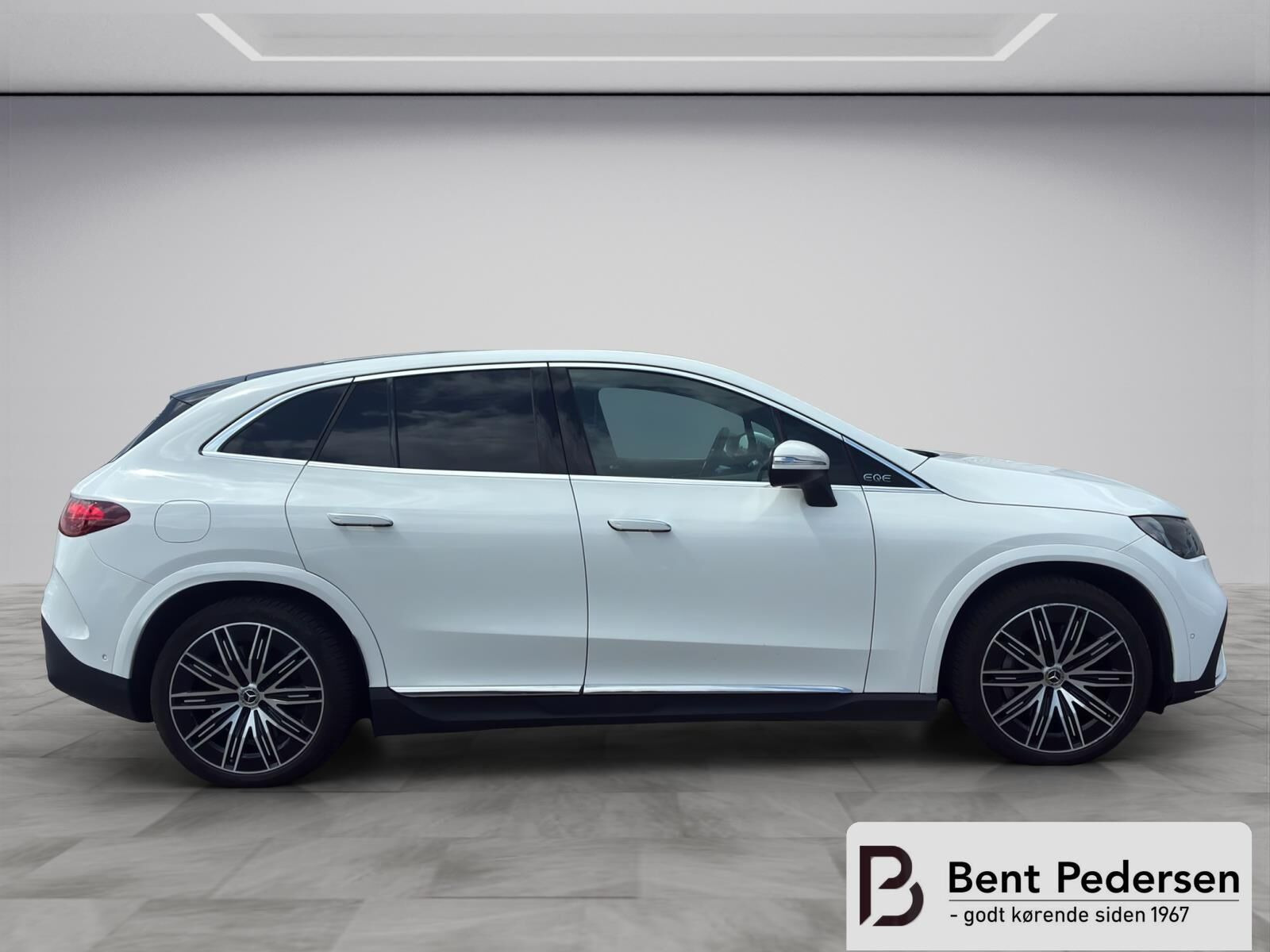 Hvid Mercedes EQE fra 2025 set udefra