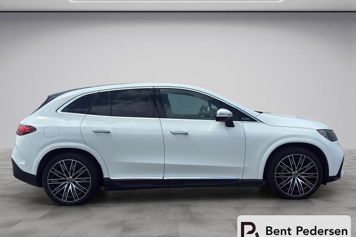 Hvid Mercedes EQE fra 2025 set udefra