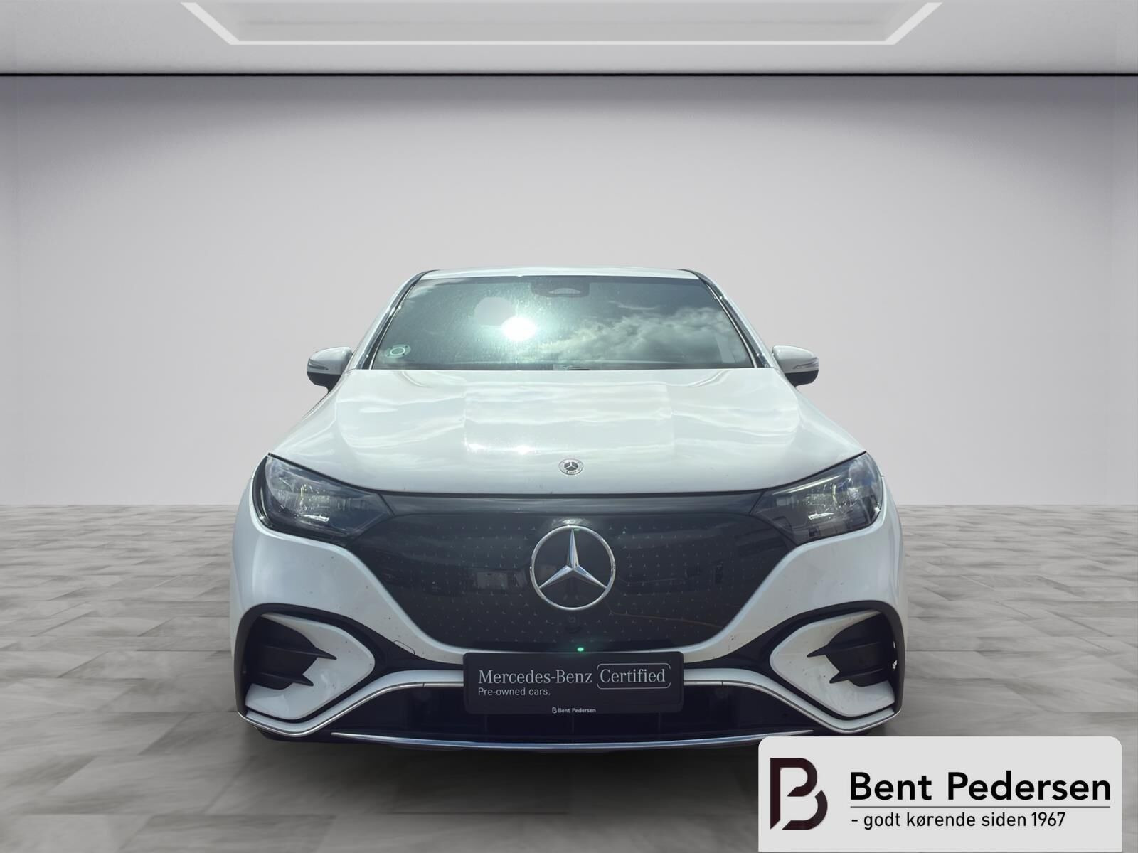 Hvid Mercedes EQE fra 2025 set udefra