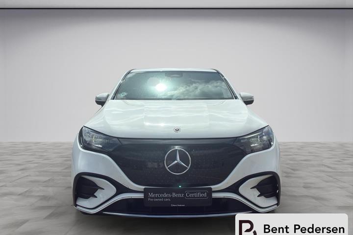Hvid Mercedes EQE fra 2025 set udefra