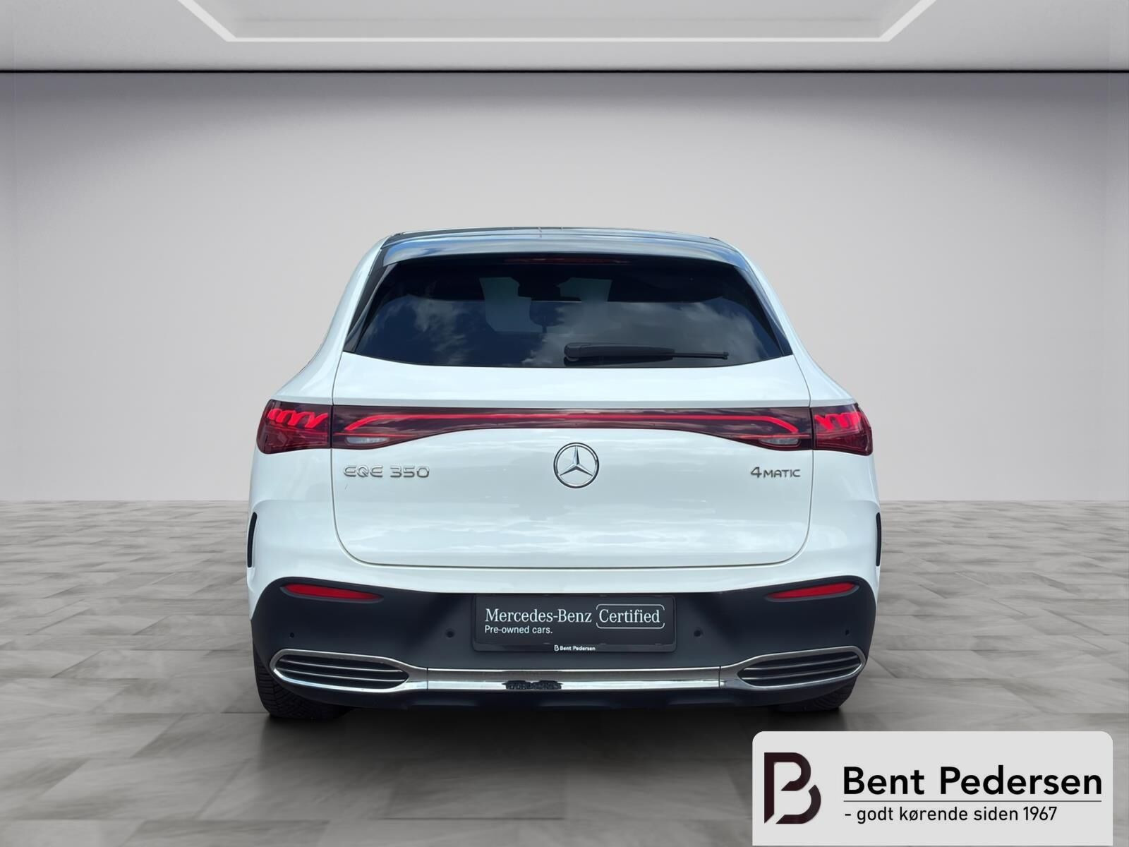 Hvid Mercedes EQE fra 2025 set udefra