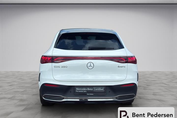 Hvid Mercedes EQE fra 2025 set udefra